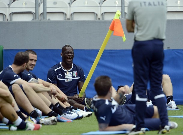 Balotelli dường như không bao giờ chấm dứt những trò nghịch ngợm. Ngay cả lúc toàn đội ngồi nghỉ, anh vẫn… nhổ cột góc sân để nghịch một mình.